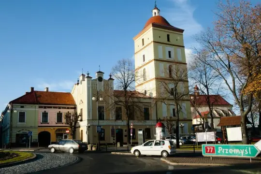 Wieża ratuszowa i kolorowe kamienice w Leżajsku. Atrakcje miasta zachęcają do zwiedzania.